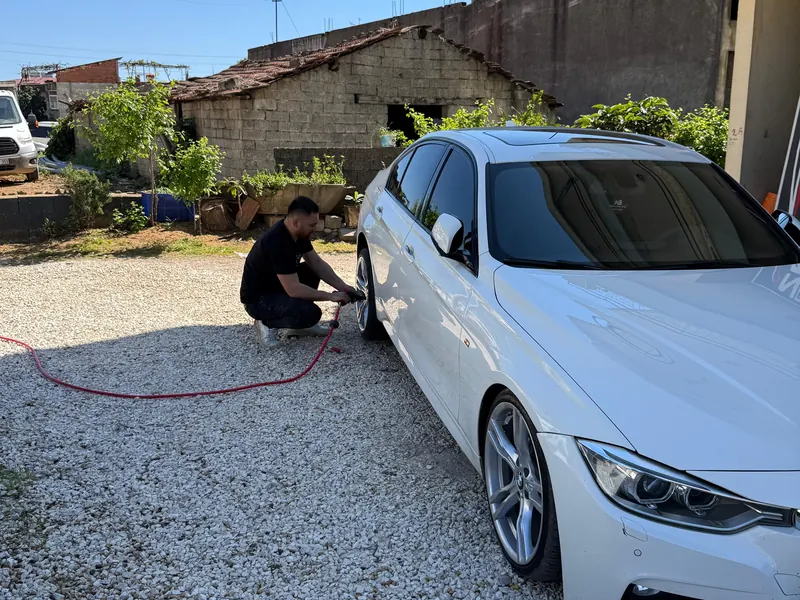 Manavgat’ta otomobilin ön lastiğine yerinde müdahale eden lastik ustası
