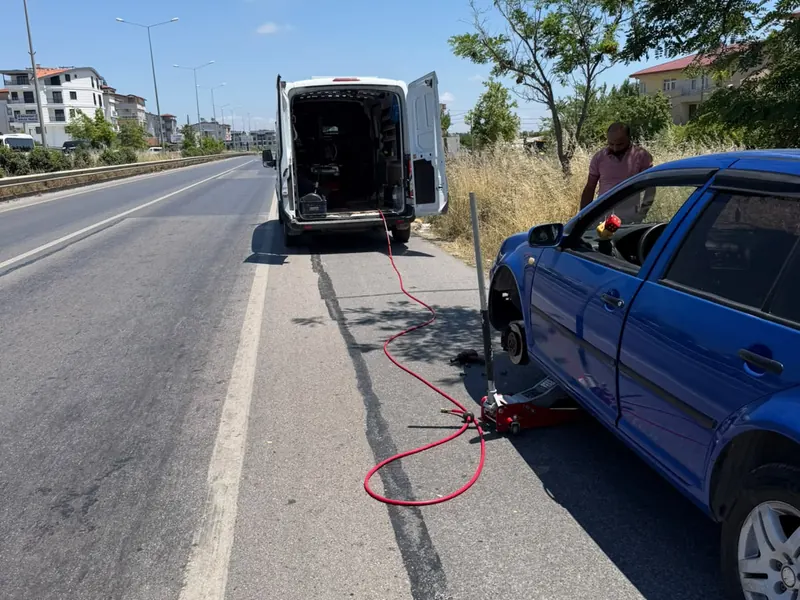 Manavgat yol kenarında bir otomobile lastik desteği veren mobil servis aracı
