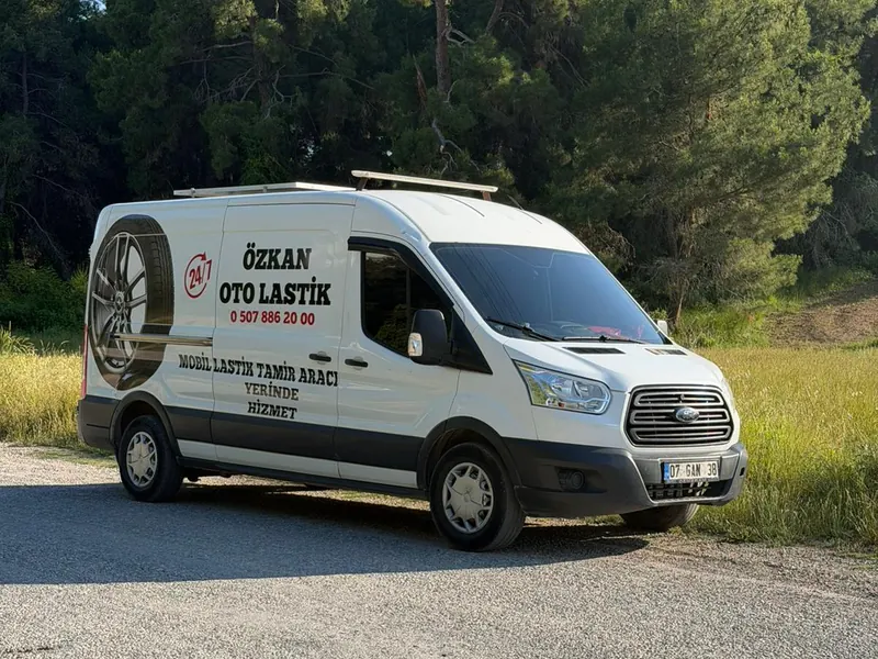 Manavgat çevresinde yol kenarında park edilmiş mobil lastik servis aracı