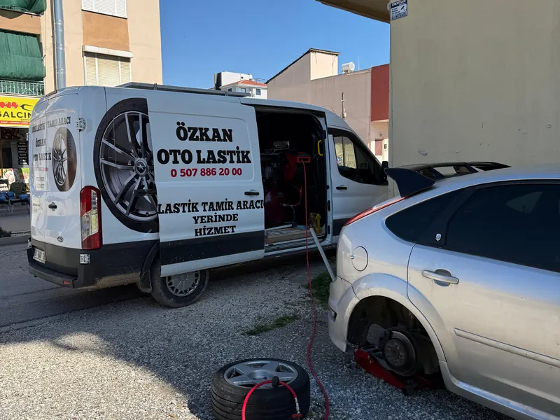 Manavgat’ta bir aracın yanında mobil lastik servis aracı ve ekipmanları
